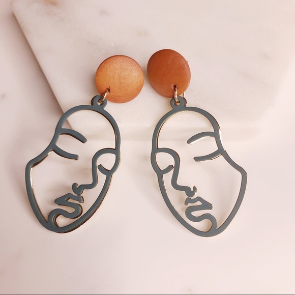 NEW😻 Picasso Abstract Face 2 Tone Earrings - Picture 2 of 8